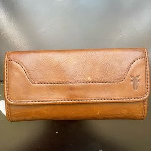 NWT AUTHENTIC FRYE WOMENS WALLET